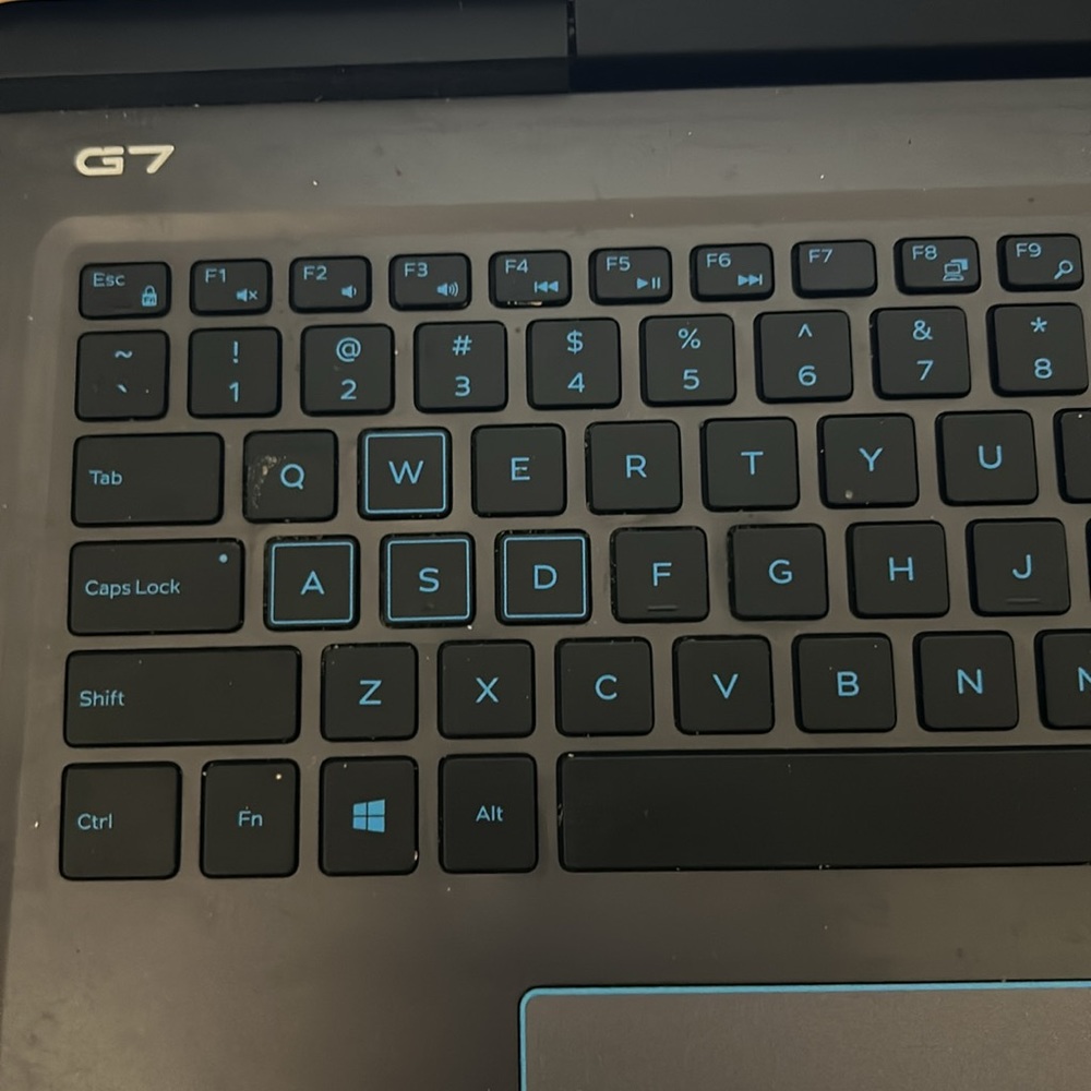 Dell gaming laptop in like new condition weighs just over 6 lbs - Picture 3 of 11
